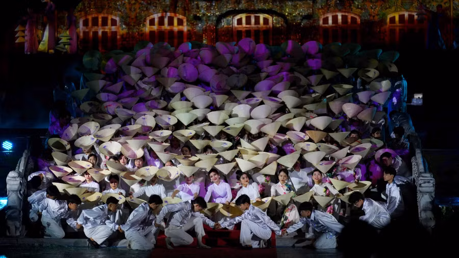 Hàng trăm nón lá Huế tạo hình thành bức tranh độc đáo.