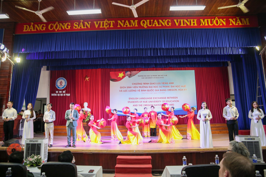 Tiết mục văn nghệ đặc sắc do sinh viên Trường ĐH Sư phạm biểu diễn.