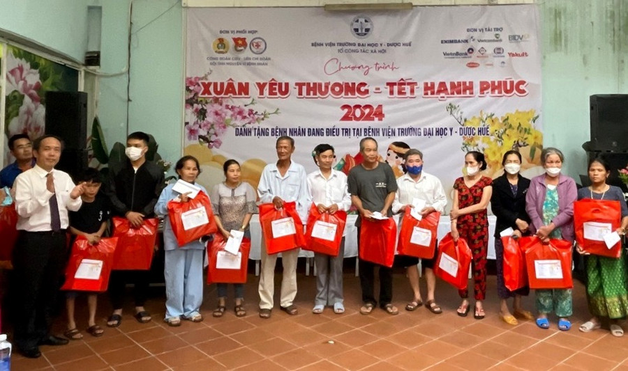 PGS.TS Nguyễn Khoa Hùng, Giám đốc Bệnh viện Trường Đại học Y - Dược Huế (ngoài cùng bên trái) trao quà Tết cho bệnh nhân trong chương trình Xuân yêu thương 2024. (Ảnh: T.N) PGS.TS Nguyễn Khoa Hùng, Giám đốc Bệnh viện Trường Đại học Y - Dược Huế (ngoài cùng bên trái) trao quà Tết cho bệnh nhân trong chương trình Xuân yêu thương 2024. (Ảnh: T.N)