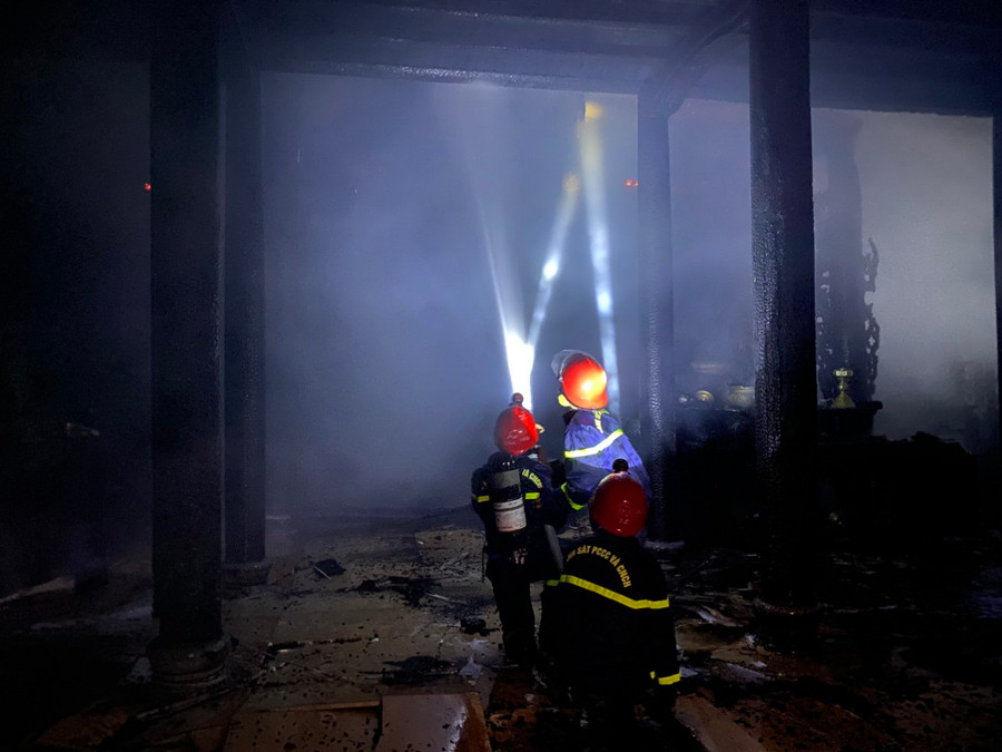 Khu vực ở chánh điện chùa cháy lớn. Khu vực ở chánh điện chùa cháy lớn.