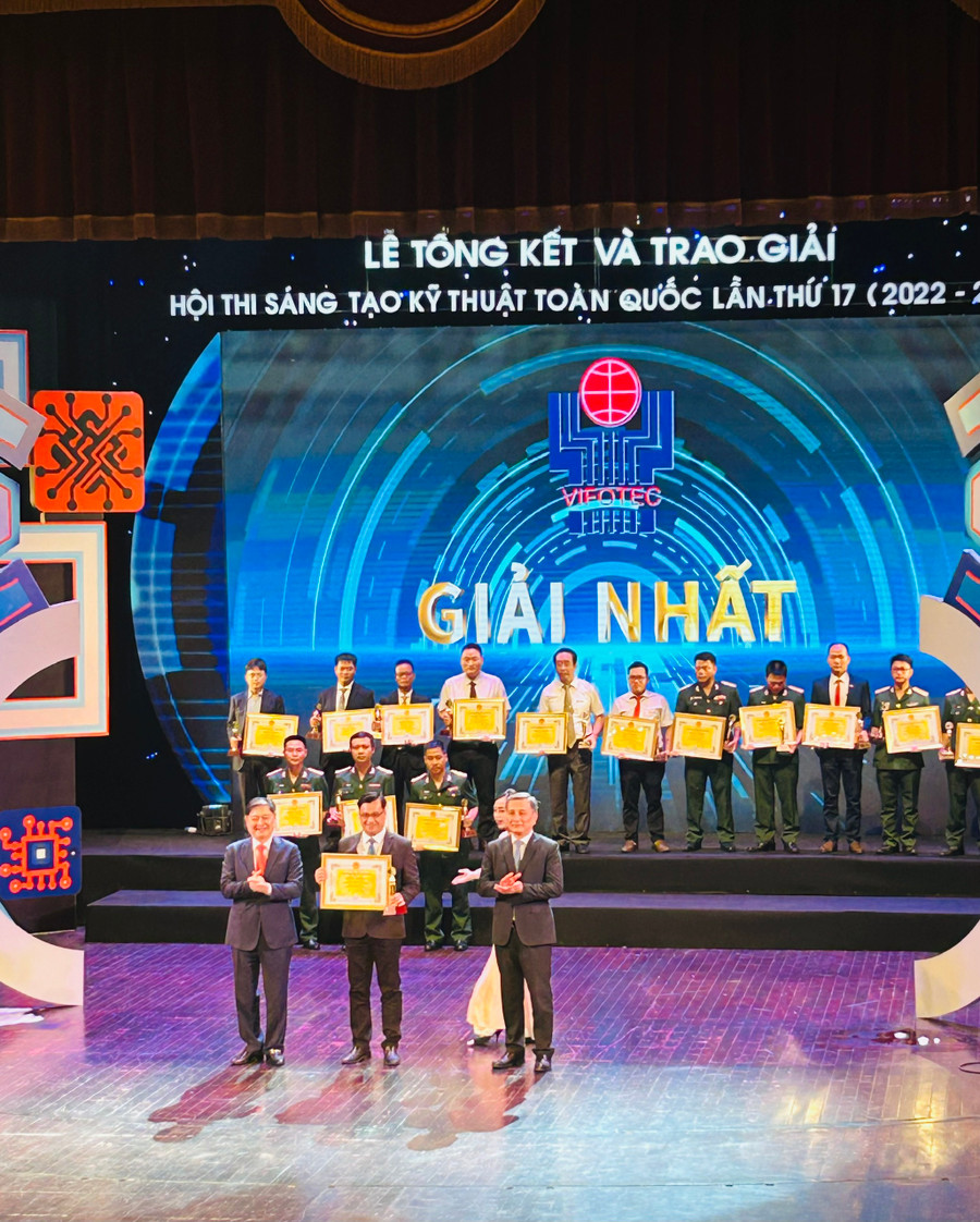 PGS.TS Nguyễn Thanh Thảo – đại diện nhóm tác giả Trường Đại học Y – Dược, Đại học Huế nhận giải Nhất lĩnh vực Y – Dược. Hội thi sáng tạo kỹ thuật toàn quốc do VIFOTEC tổ chức được đánh giá là cuộc thi danh giá trong lĩnh vực khoa học sáng tạo tại Việt Nam. PGS.TS Nguyễn Thanh Thảo – đại diện nhóm tác giả Trường Đại học Y – Dược, Đại học Huế nhận giải Nhất lĩnh vực Y – Dược. Hội thi sáng tạo kỹ thuật toàn quốc do VIFOTEC tổ chức được đánh giá là cuộc thi danh giá trong lĩnh vực khoa học sáng tạo tại Việt Nam.