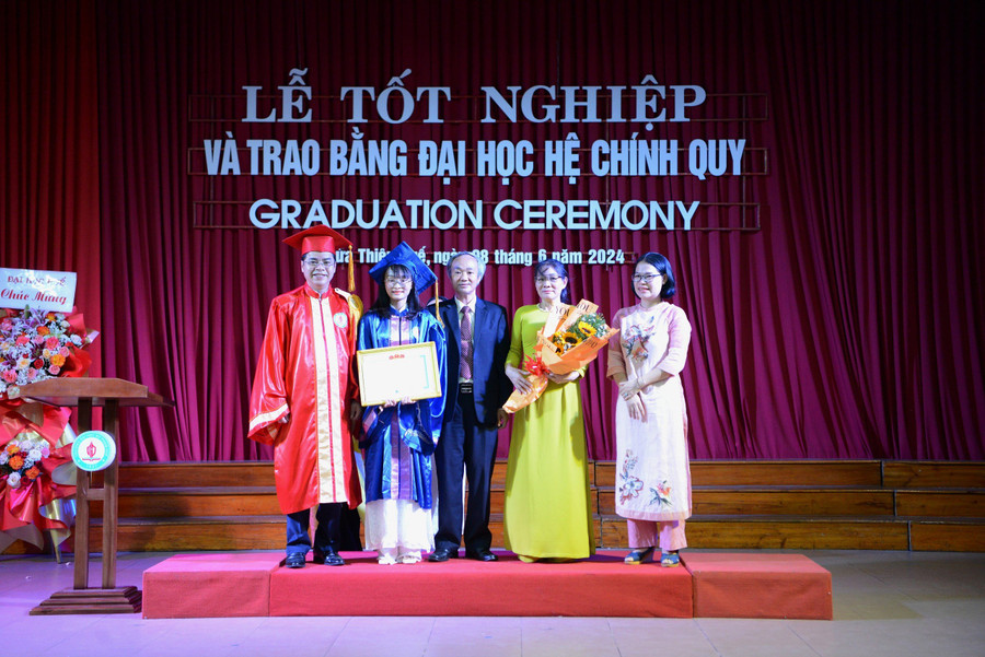 Tặng bằng khen cho tân cử nhân thủ khoa toàn khóa - em Đoàn Thị Thanh Thủy, ngành Sư phạm Ngữ văn. Tặng bằng khen cho tân cử nhân thủ khoa toàn khóa - em Đoàn Thị Thanh Thủy, ngành Sư phạm Ngữ văn.