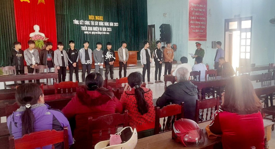 Công an huyện Quảng Điền đọc quyết định khởi tố 3 thanh niên. (Ảnh: CACC) Công an huyện Quảng Điền đọc quyết định khởi tố 3 thanh niên. (Ảnh: CACC)