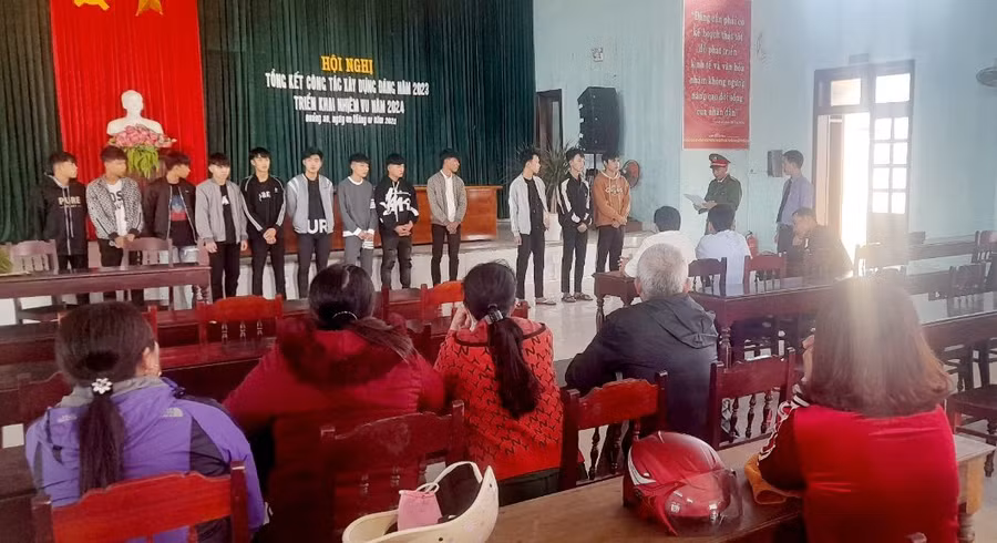 Công an huyện Quảng Điền đọc quyết định khởi tố 3 thanh niên. (Ảnh: CACC)