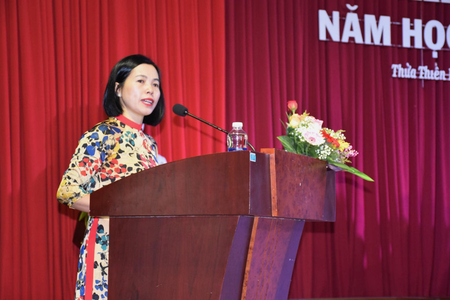 PGS.TS Nguyễn Văn Thuận - Nguyên Hiệu trưởng Trường THPT Thuận Hóa (trái) và TS Nguyễn Thị Thủy - Hiệu trưởng Trường THPT Thuận Hóa hiện nay (phải). PGS.TS Nguyễn Văn Thuận - Nguyên Hiệu trưởng Trường THPT Thuận Hóa (trái) và TS Nguyễn Thị Thủy - Hiệu trưởng Trường THPT Thuận Hóa hiện nay (phải).