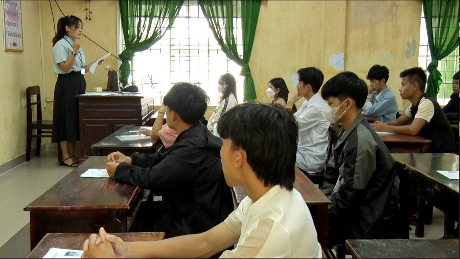 Cán bộ coi thi căn dặn thí sinh trong phòng thi. (Ảnh: H.K) Cán bộ coi thi căn dặn thí sinh trong phòng thi. (Ảnh: H.K)