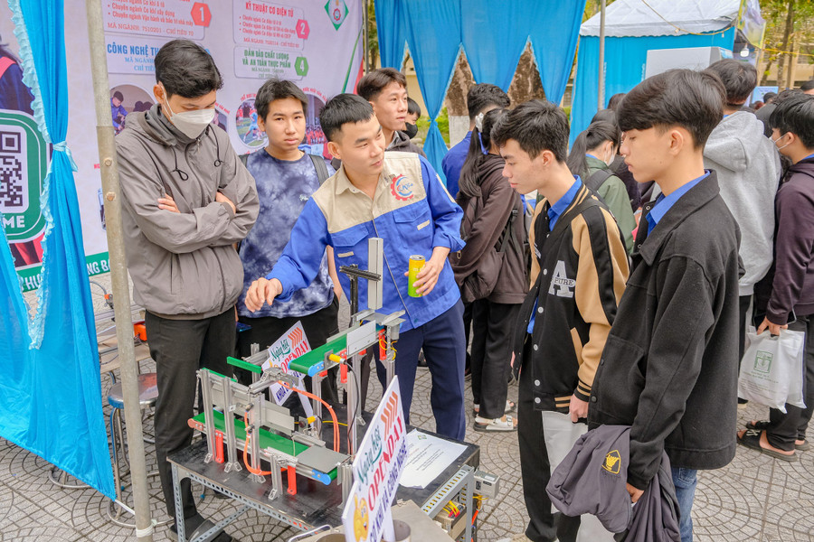 Nhiều thiết bị công nghệ hiện đại được trưng bày tại ngày hội cho học sinh trải nghiệm. Nhiều thiết bị công nghệ hiện đại được trưng bày tại ngày hội cho học sinh trải nghiệm.