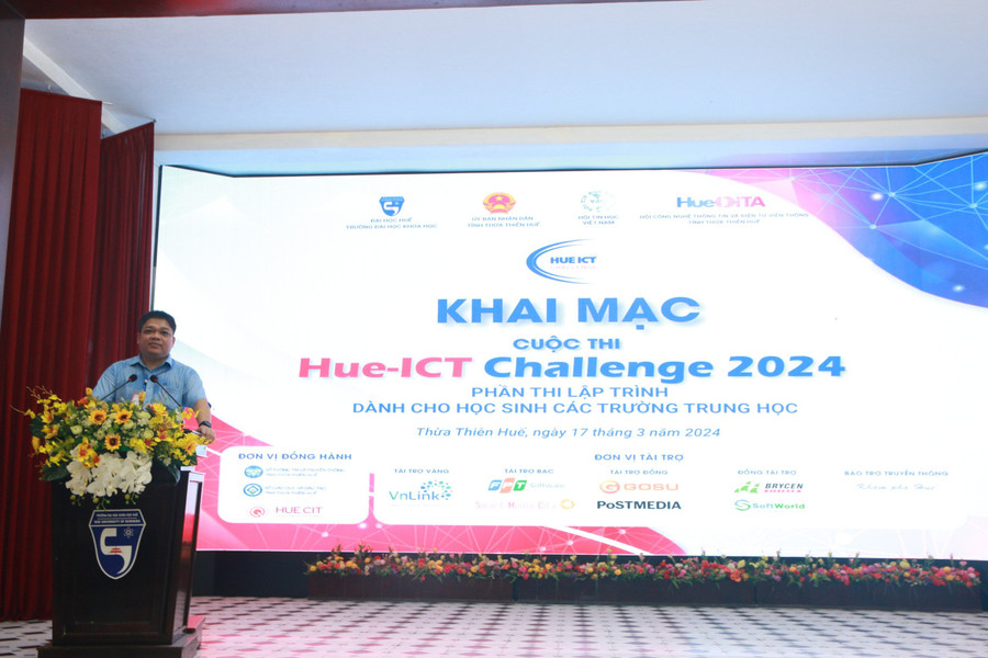 PGS.TS Võ Thanh Tùng, Hiệu trưởng Trường Đại học Khoa học, Đại học Huế phát biểu khai mạc cuộc thi Hue-ICT Challenge 2024. PGS.TS Võ Thanh Tùng, Hiệu trưởng Trường Đại học Khoa học, Đại học Huế phát biểu khai mạc cuộc thi Hue-ICT Challenge 2024.