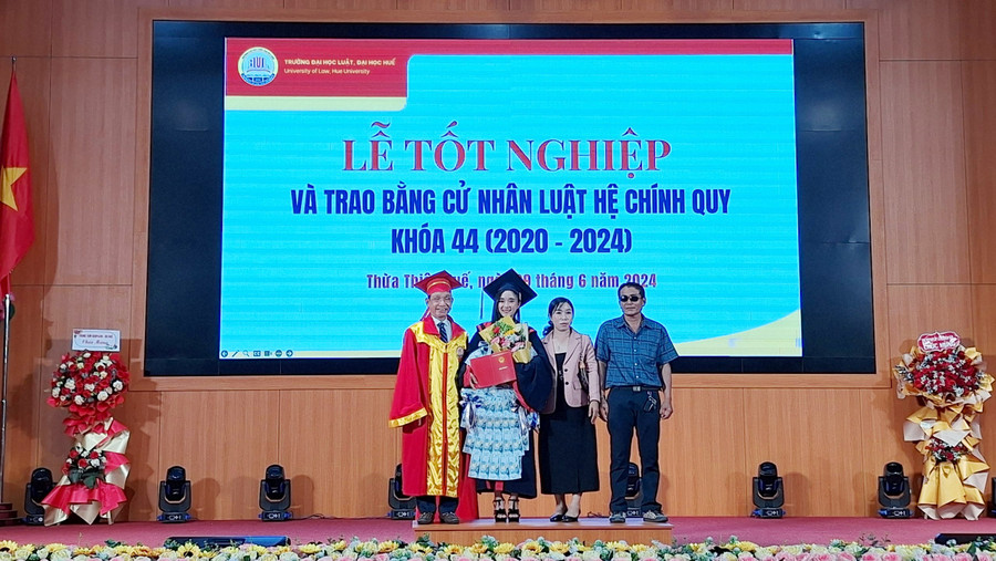 Sinh viên người Lào cùng cha mẹ trên bục nhận bằng cử nhân ngành Luật.