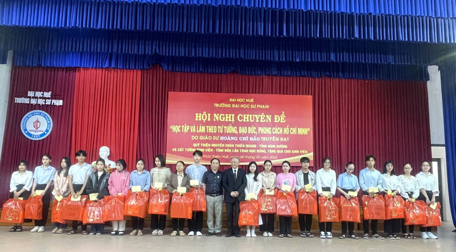 Trao tặng 100 suất học bổng cho sinh viên. Trao tặng 100 suất học bổng cho sinh viên.