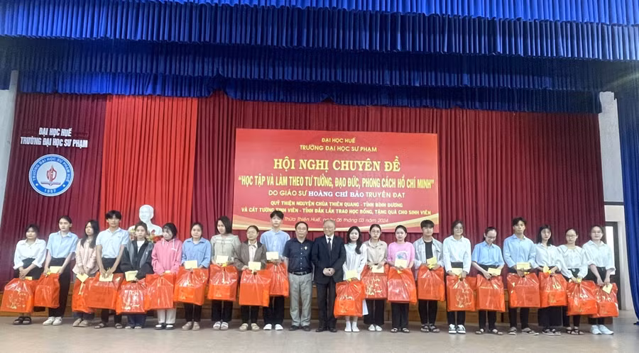 Trao tặng 100 suất học bổng cho sinh viên.