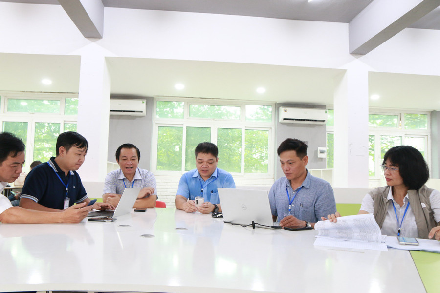 Ban Tổ chức trao đổi công việc trong lúc diễn ra cuộc thi. Ban Tổ chức trao đổi công việc trong lúc diễn ra cuộc thi.