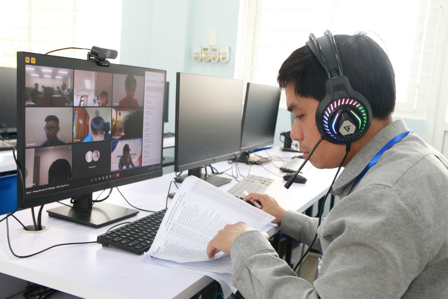 Ban Giám khảo rà soát lại danh sách thí sinh dự thi lập trình viên trong buổi thi ngày 17/3. (Ảnh: Ngọc Bích) Ban Giám khảo rà soát lại danh sách thí sinh dự thi lập trình viên trong buổi thi ngày 17/3. (Ảnh: Ngọc Bích)