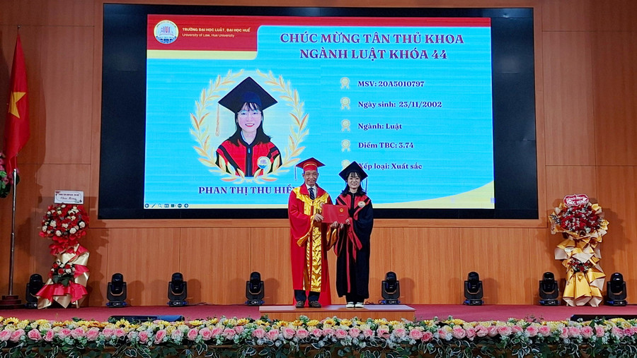 Hiệu trưởng Trường ĐH Luật, ĐH Huế trao bằng cử nhân cho Thủ khoa ngành Luật.