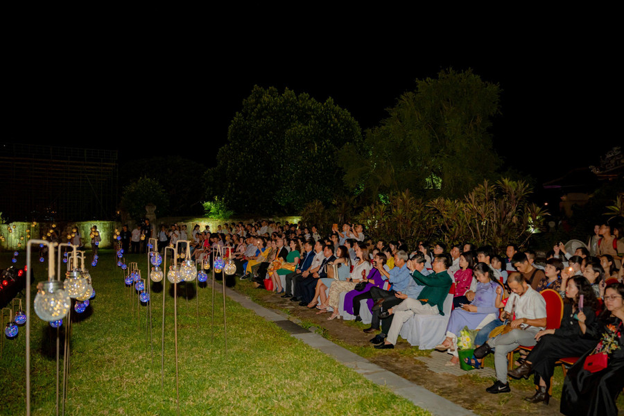 Đông người xem ở 2 đêm diễn 10 và 11/6. Đông người xem ở 2 đêm diễn 10 và 11/6.