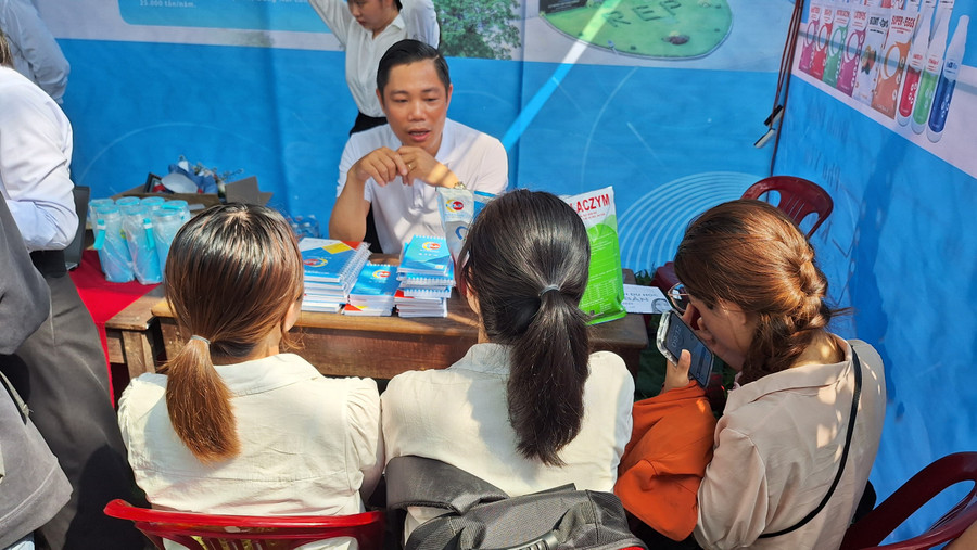 Doanh nghiệp tư vấn các lĩnh vực việc làm thích ứng cho sinh viên Trường ĐH Nông Lâm, ĐH Huế tham dự ngày hội được hiểu rõ. (Ảnh: Đại Dương)