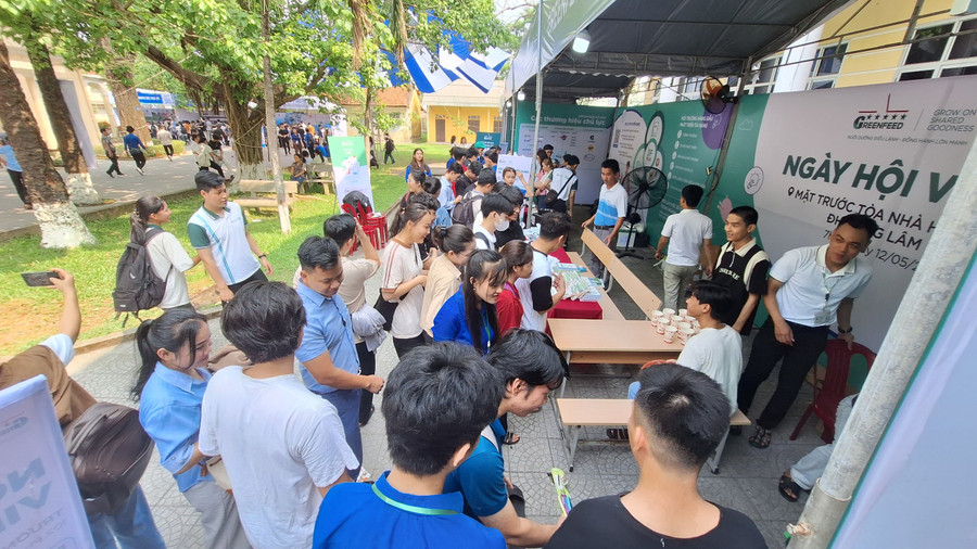 Đông đảo sinh viên tham dự Ngày hội việc làm Trường ĐH Nông Lâm, ĐH Huế.
