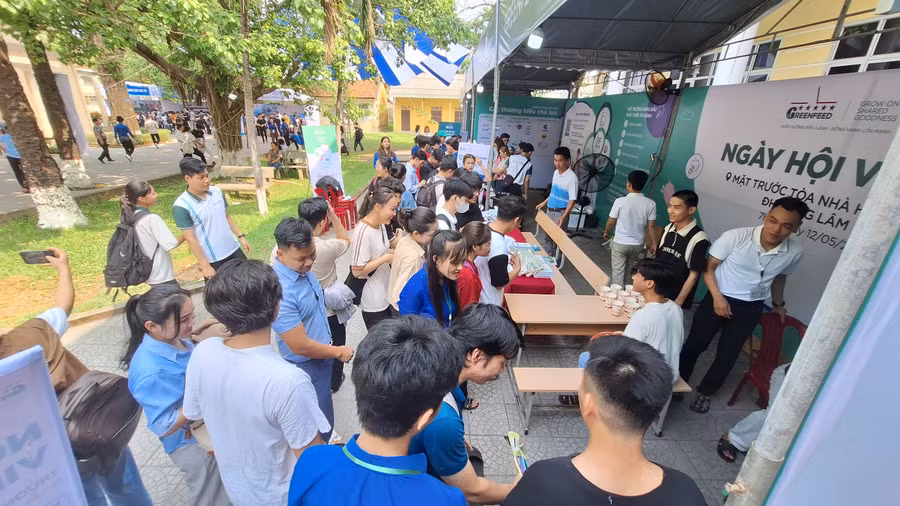 Đông đảo sinh viên tham dự Ngày hội việc làm Trường ĐH Nông Lâm, ĐH Huế.