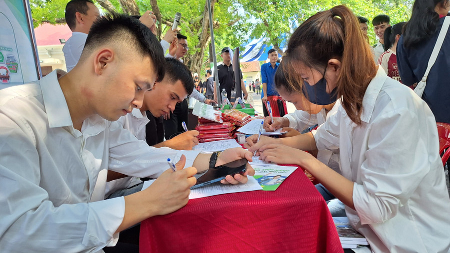 Các em điền thông tin vào hồ sơ việc làm để nộp cho Công ty tại Ngày hội việc làm.