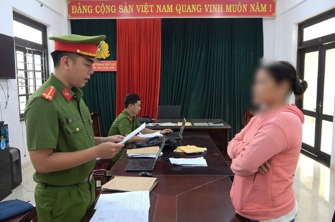 Công an TP Huế đọc bổ sung quyết định khởi tố vụ án hình sự đối với bà Hoàng Thị Kim Lan. (Ảnh: CACC) Công an TP Huế đọc bổ sung quyết định khởi tố vụ án hình sự đối với bà Hoàng Thị Kim Lan. (Ảnh: CACC)