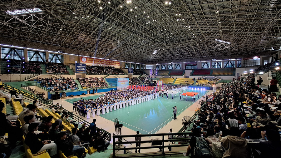 Hội khỏe Phù Đổng học sinh Thừa Thiên Huế 2024 thu hút hàng ngàn người dân, phụ huynh, thầy cô giáo tham gia và cổ vũ. (Ảnh: Đại Dương).