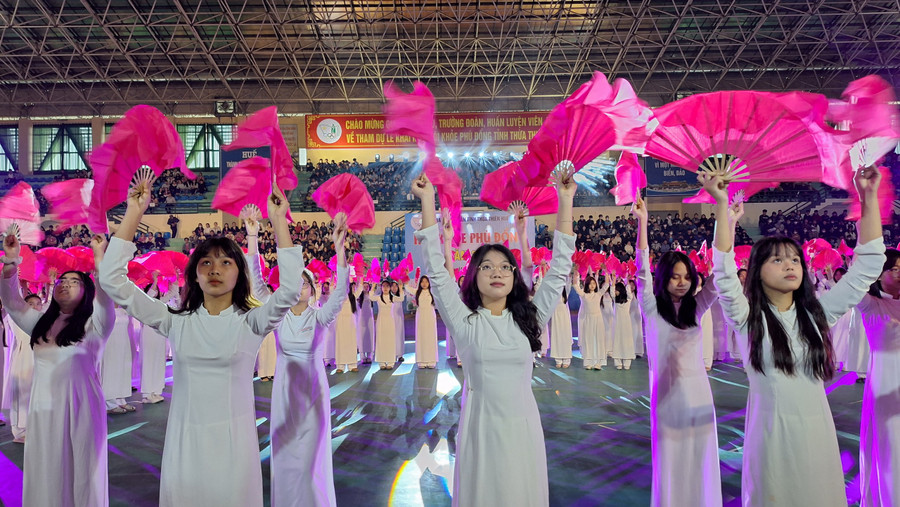 Các nữ sinh THPT múa quạt.