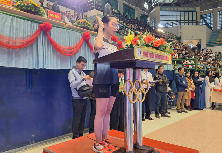 Đại diện học sinh đến từ Trường THPT Nguyễn Huệ, TP Huế phát biểu tuyên thệ thi đấu trung thực, khách quan và quyết tâm đạt thành tích cao.