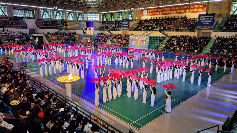 Tiết mục có sự tham dự của 240 nữ sinh.