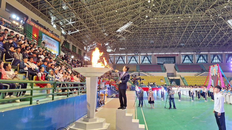 Ông Nguyễn Thanh Bình, Phó Chủ tịch thường trực UBND tỉnh Thừa Thiên Huế thắp đuốc khai mạc Hội khỏe Phù Đổng học sinh năm 2024.