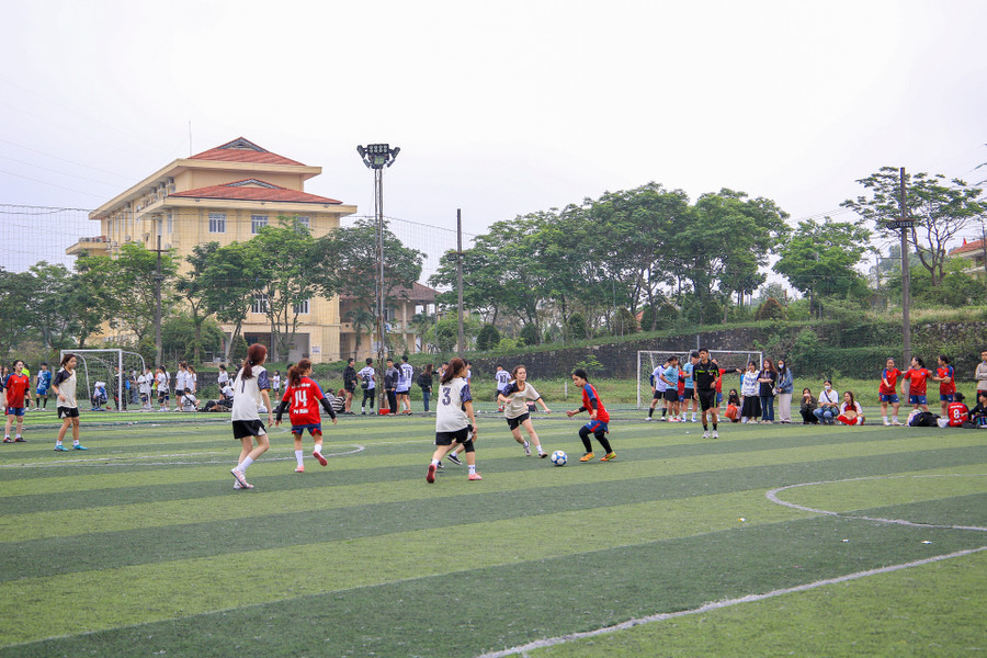 Trận thi đấu giữa Khoa Giáo dục tiểu học và Khoa Sinh học diễn ra gay cấn, hấp dẫn. Trận thi đấu giữa Khoa Giáo dục tiểu học và Khoa Sinh học diễn ra gay cấn, hấp dẫn.
