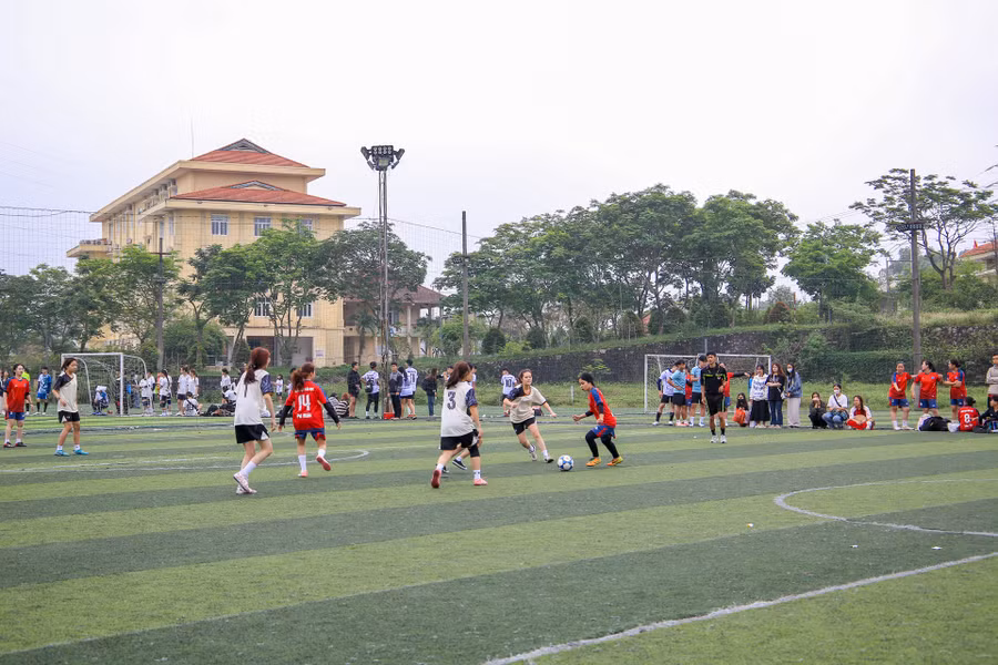 Trận thi đấu giữa Khoa Giáo dục tiểu học và Khoa Sinh học diễn ra gay cấn, hấp dẫn.