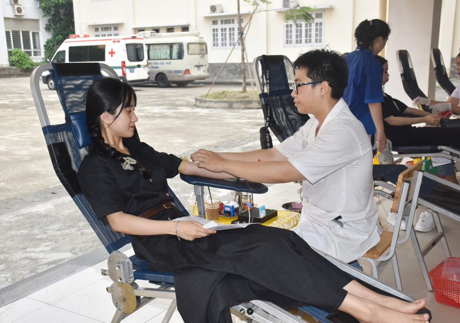 Hoạt động hiến máu nhân đạo ngày càng được triển khai sâu rộng đến toàn thể đoàn viên trong nhà trường. Hoạt động hiến máu nhân đạo ngày càng được triển khai sâu rộng đến toàn thể đoàn viên trong nhà trường.