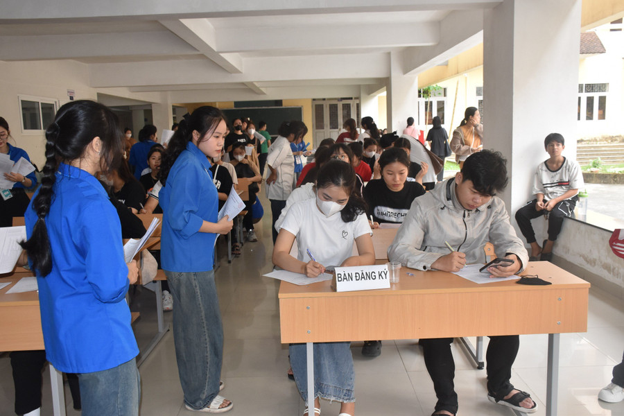 Ngày hội thu hút hàng trăm sinh viên đăng ký tham gia. Ngày hội thu hút hàng trăm sinh viên đăng ký tham gia.