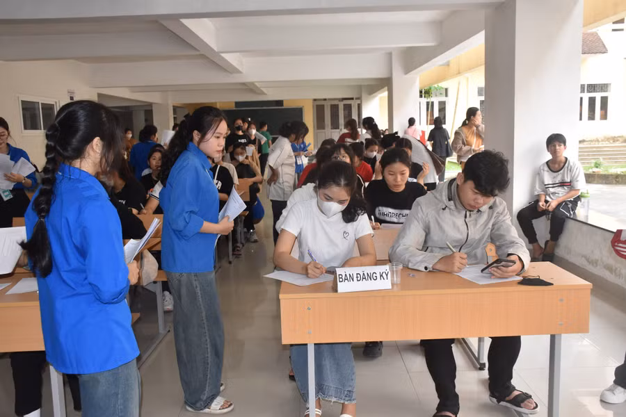 Ngày hội thu hút hàng trăm sinh viên đăng ký tham gia.