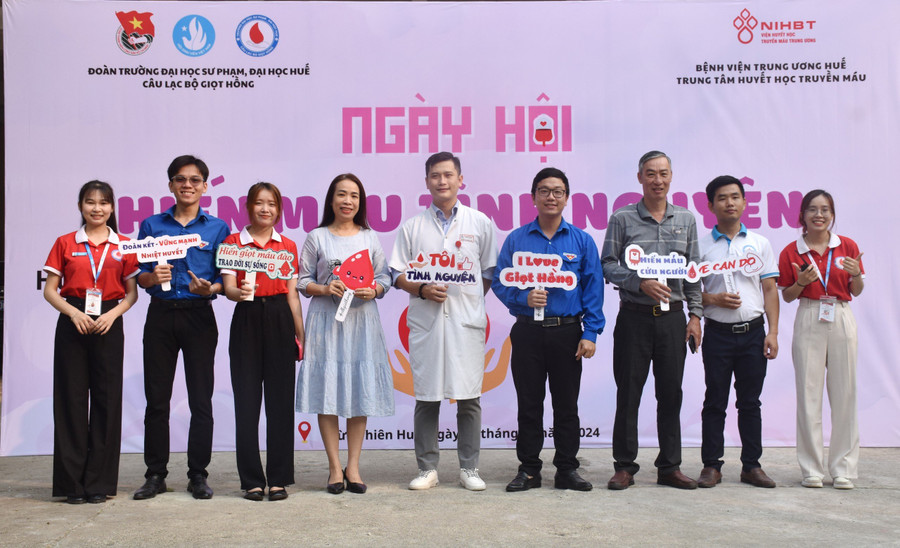 Hiến máu nhân đạo là một trong những hoạt động thường niên của Đoàn Trường ĐH Sư phạm, thể hiện lòng nhân ái và là một nghĩa cử cao đẹp. Hiến máu nhân đạo là một trong những hoạt động thường niên của Đoàn Trường ĐH Sư phạm, thể hiện lòng nhân ái và là một nghĩa cử cao đẹp.