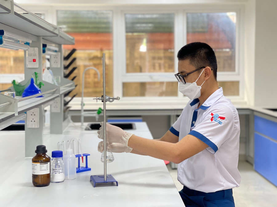 Học sinh trường THPT Thuận Hóa thực hành với trang thiết bị hiện đại của phòng thí nghiệm vật lý, hóa học,... Học sinh trường THPT Thuận Hóa thực hành với trang thiết bị hiện đại của phòng thí nghiệm vật lý, hóa học,...