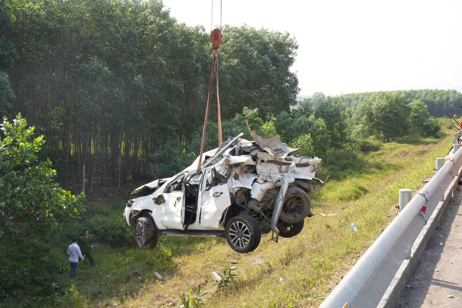 3 người trong cùng 1 gia đình trên xe ô tô con tử vong thương tâm. (Ảnh: N.M)