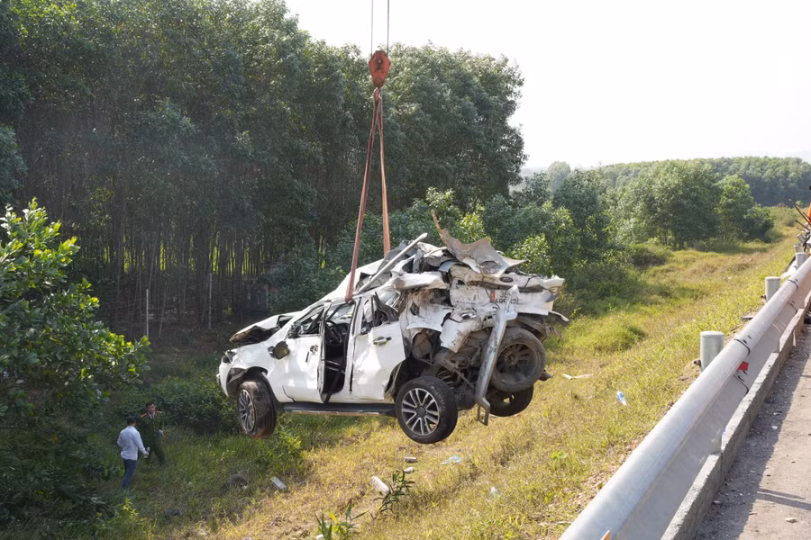 3 người trong cùng 1 gia đình trên xe ô tô con tử vong thương tâm. (Ảnh: N.M)