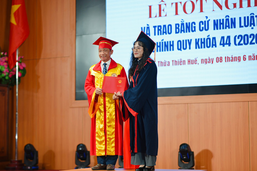 PGS.TS Đoàn Đức Lương trao bằng cử nhân Luật Kinh tế cho các tân cử nhân.