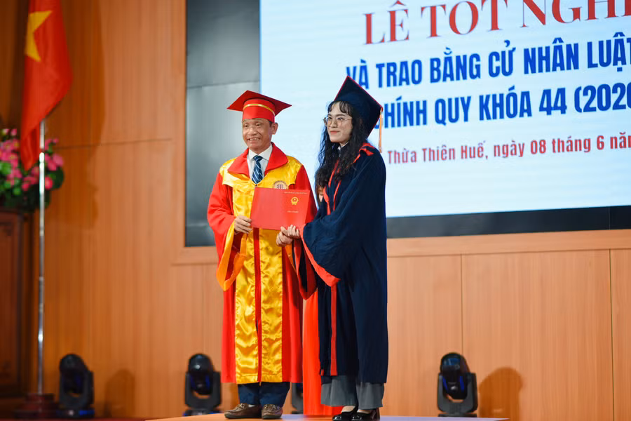 PGS.TS Đoàn Đức Lương trao bằng cử nhân Luật Kinh tế cho các tân cử nhân.