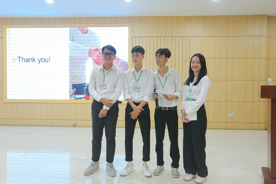 Các em sinh viên trình bày ý tưởng tự tin, thuyết phục.