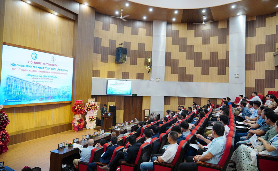 Có 6 phiên báo cáo khoa học tập trung về nhiều chuyên đề thời sự như điều trị bàn chân khoèo, ung thư xương, bại não... Có 6 phiên báo cáo khoa học tập trung về nhiều chuyên đề thời sự như điều trị bàn chân khoèo, ung thư xương, bại não...