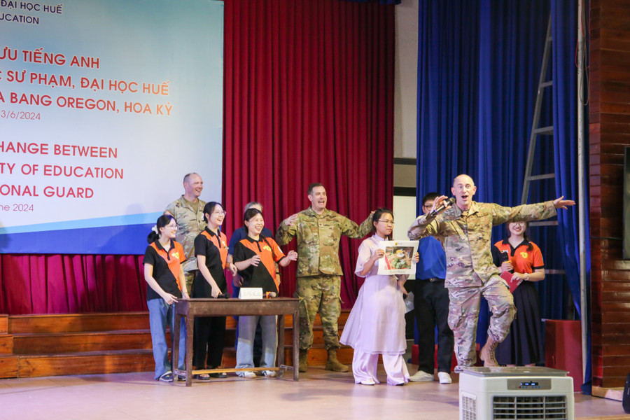 Phần giao lưu trò chơi đầy thú vị giữa sinh viên Trường ĐH Sư phạm Huế và lực lượng vệ binh Bang Oregon, Hoa Kỳ.