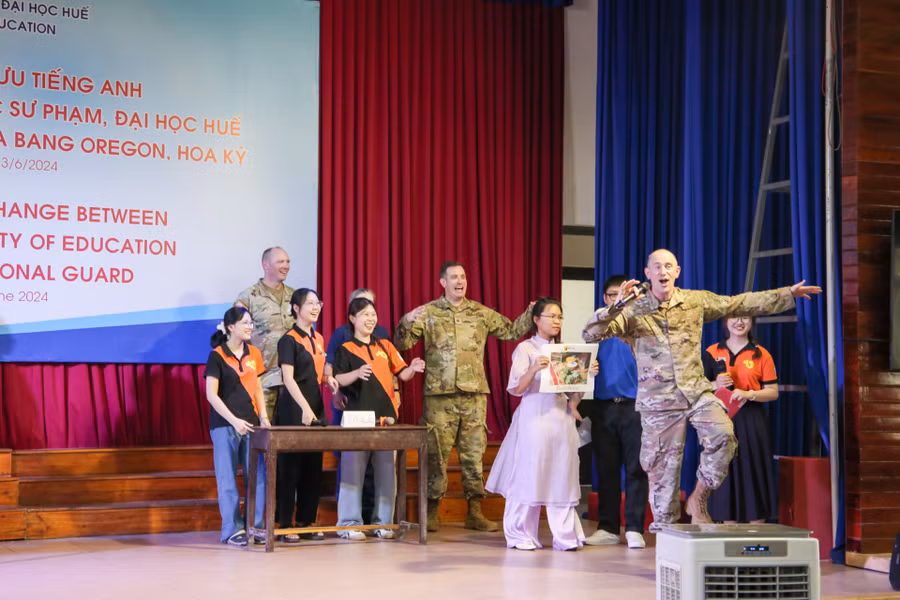 Phần giao lưu trò chơi đầy thú vị giữa sinh viên Trường ĐH Sư phạm Huế và lực lượng vệ binh Bang Oregon, Hoa Kỳ.