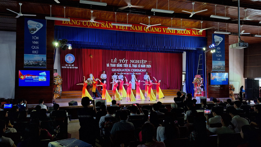 Văn nghệ trong buổi lễ tốt nghiệp và trao bằng Tiến sĩ, Thạc sĩ năm 2024 Trường ĐH Sư phạm, ĐH Huế. Văn nghệ trong buổi lễ tốt nghiệp và trao bằng Tiến sĩ, Thạc sĩ năm 2024 Trường ĐH Sư phạm, ĐH Huế.