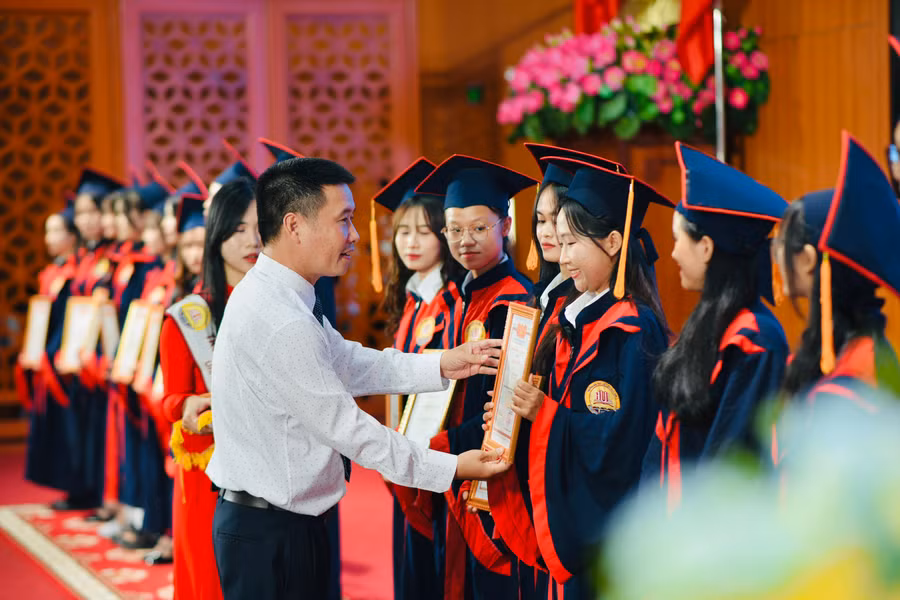 TS Nguyễn Hồng Sơn, Chủ tịch Hội đồng Trường ĐH Luật, ĐH Huế trao bằng tốt nghiệp cho các sinh viên Luật Kinh tế niên khóa 2020-2024.