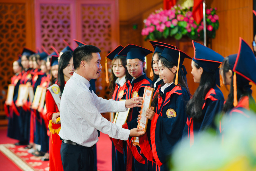 TS Nguyễn Hồng Sơn, Chủ tịch Hội đồng Trường ĐH Luật, ĐH Huế trao bằng tốt nghiệp cho các sinh viên Luật Kinh tế niên khóa 2020-2024.