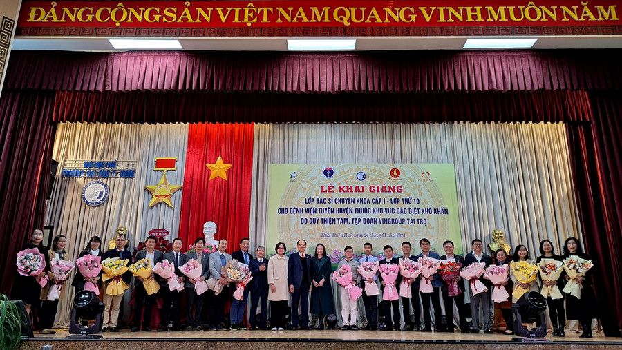 Tặng hoa cho các thầy cô giáo đào tạo chuyên khoa I các bác sĩ trẻ ở 9 chuyên ngành. Tặng hoa cho các thầy cô giáo đào tạo chuyên khoa I các bác sĩ trẻ ở 9 chuyên ngành.