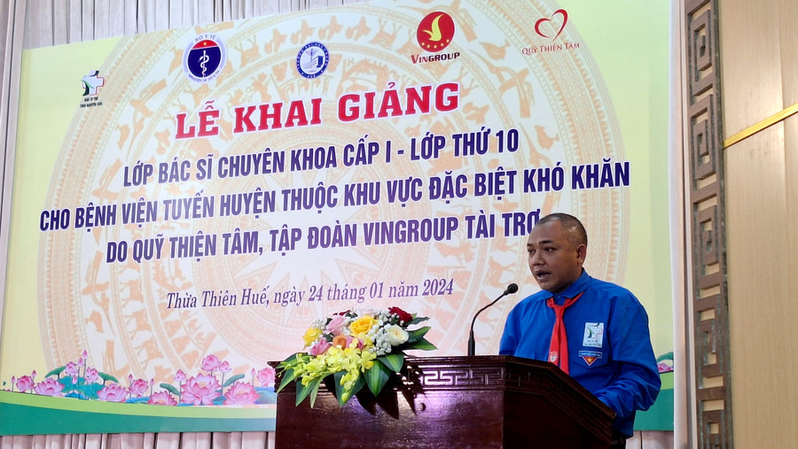 Đại diện bác sĩ trẻ tình nguyện về vùng khó khăn phát biểu cảm tưởng. Đại diện bác sĩ trẻ tình nguyện về vùng khó khăn phát biểu cảm tưởng.