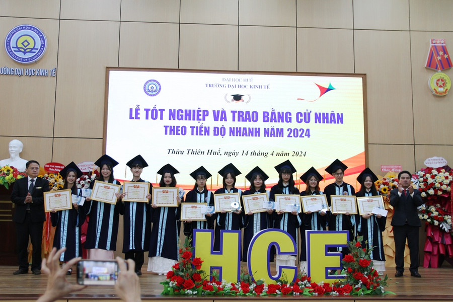 Khen thưởng các sinh viên học tập xuất sắc toàn khóa học. (Ảnh: Đại Dương)